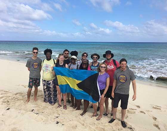 在海滩上的非盟学生作为杰雷斯研究中心的一部分在巴哈马留学